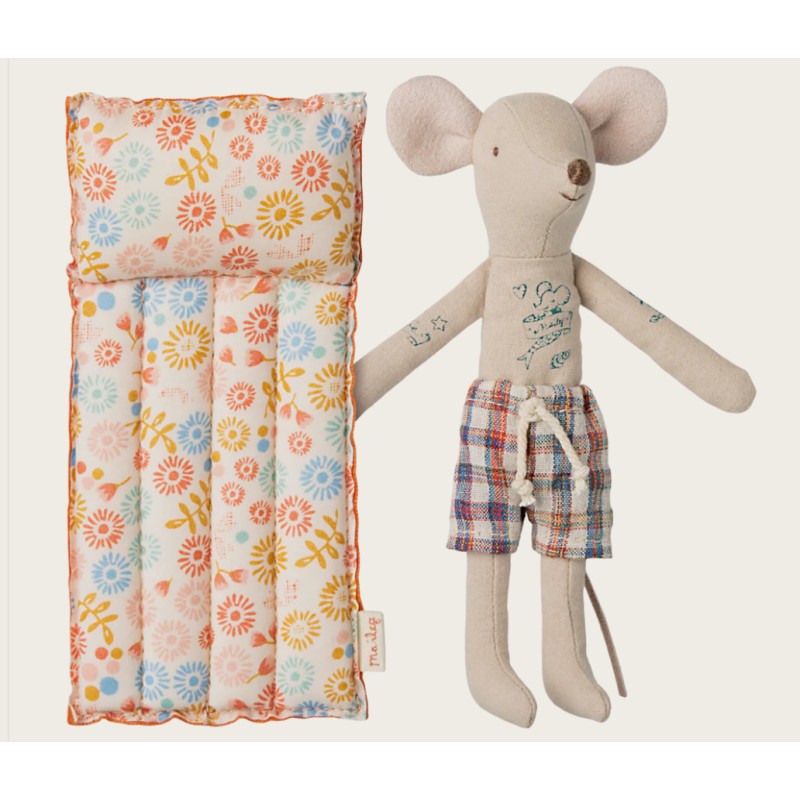 Souris papa plage et son matelas