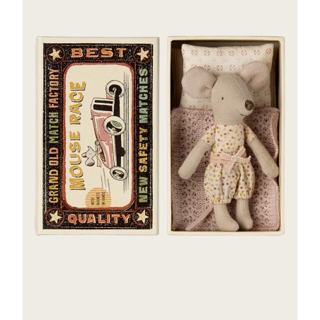 Souris petite soeur dans sa boite
