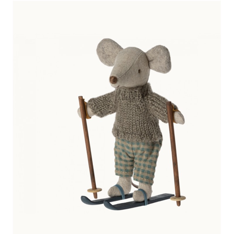 Souris avec sa paire de ski grand frère