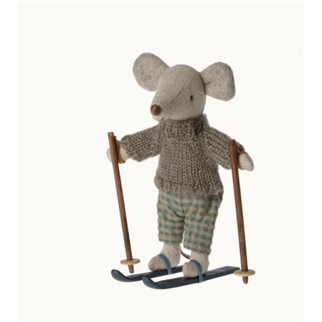 Souris avec sa paire de ski grand frère