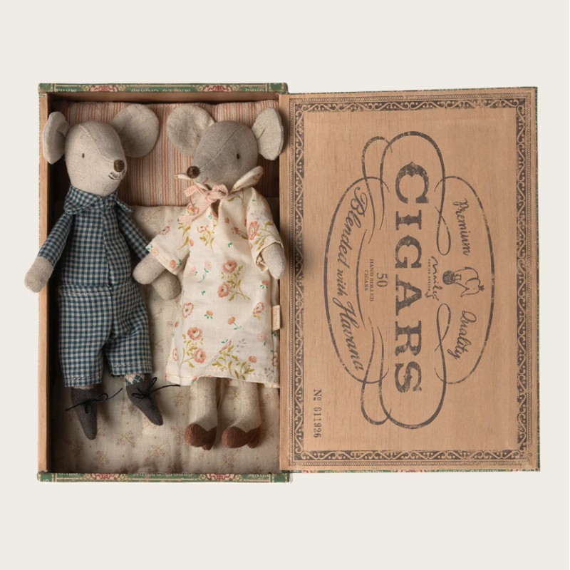 Grand mère et grand père dans leur boite